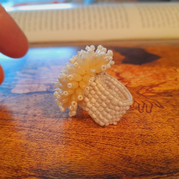 Mother Of Pearl Tone Cream Starburst Cluster Stretchy Ring - Picture 2 of 16